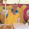 Максим Дундыч на ярмарке мёда